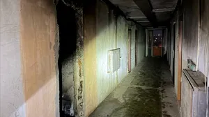A pus foc în apartament. 50 de oameni evacuați dintr-un bloc din Petrila din cauza unui incendiu