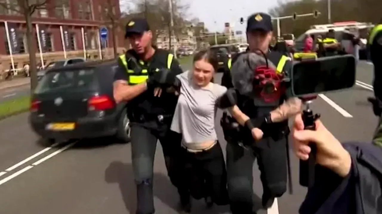 Activista pentru climă Greta Thunberg a fost amendată la ea acasă