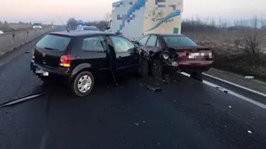 FOTO | Carambol cu trei maşini, pe DN 1, în judeţul Sibiu, din cauza unui şofer băut. Trei persoane au fost rănite