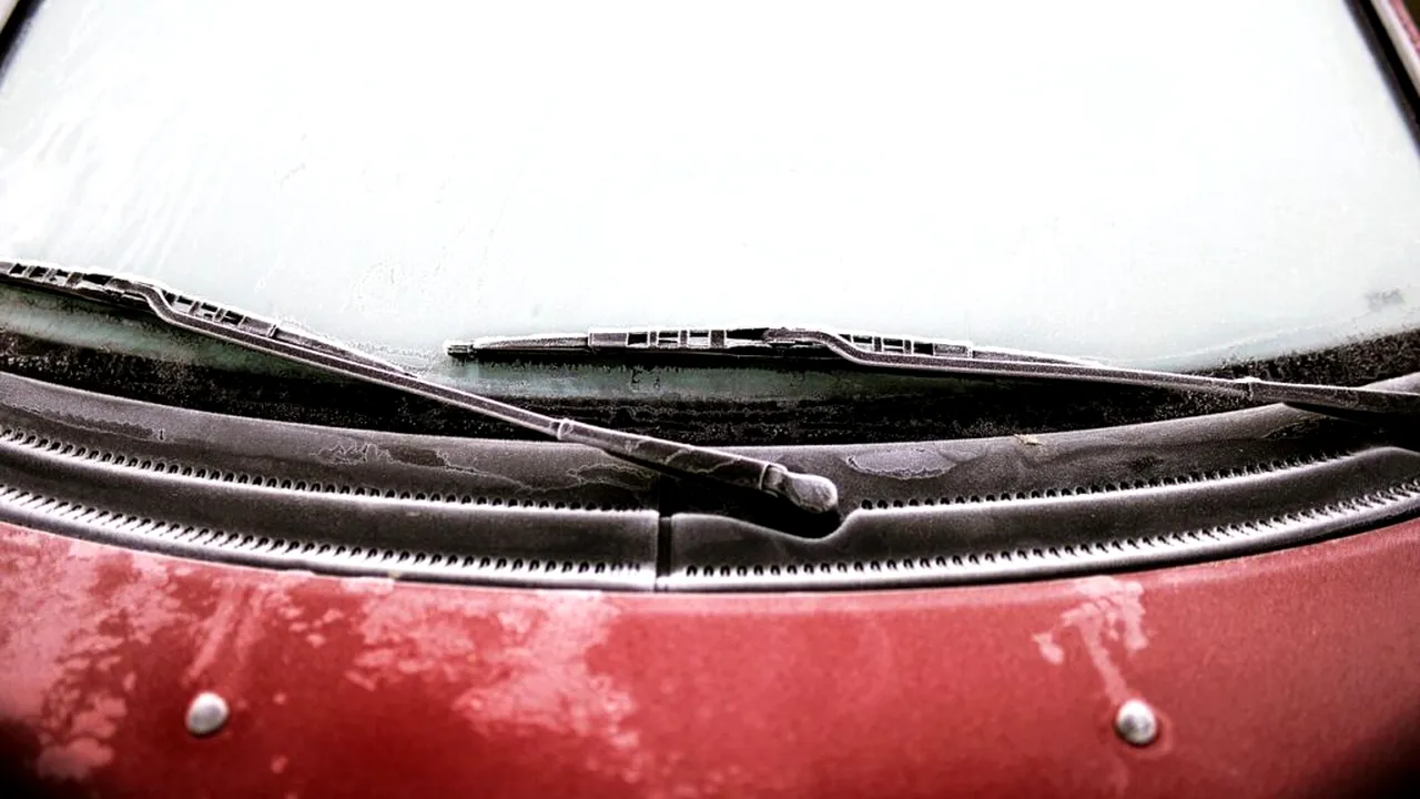 Metoda rapidă pentru dezaburirea geamurilor. Experții recomandă o combinație neașteptată de comenzi din bordul mașinii