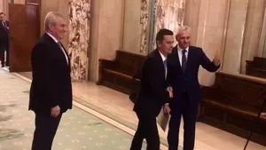 Premierul Sorin Grindeanu, condus până în faţa sălii de şedinţe a Guvernului de Liviu Dragnea şi Călin Popescu Tăriceanu