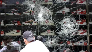 LEGEA JUNGLEI. Sute de persoane au vandalizat magazine şi maşini de poliţie într-un oraş mare din Germania VIDEO