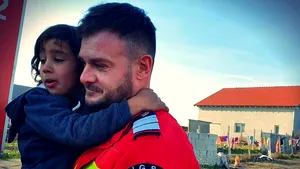 Surpriză pentru trei copii din Constanţa, părăsiţi de mamă. Modul inedit în care a ajuns Moş Crăciun la ei | FOTO