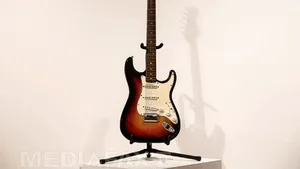 O chitară electrică a lui Bob Dylan, vândută la licitaţie pentru suma record de 965.000 de dolari