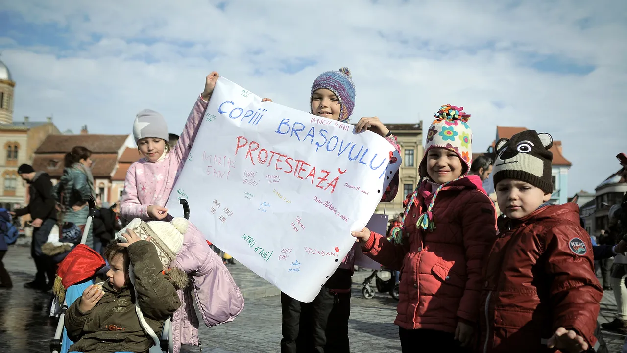GALERIE FOTO 200 de părinţi şi copii protestează la Braşov şi Timişoara: 