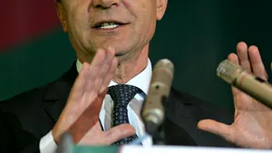 Băsescu felicită premierul şi Guvernul pentru că îşi asumă răspunderea pe legea educaţiei