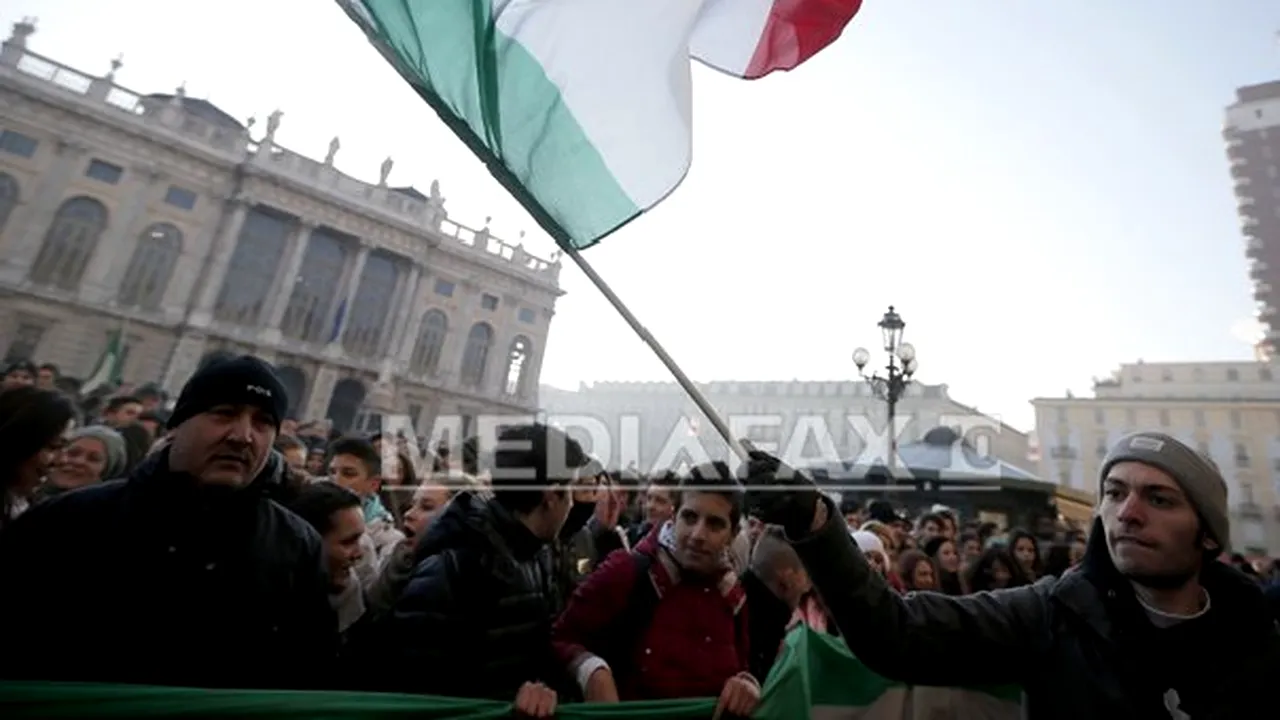 Tânără care a sărutat casca unui poliţist la un miting, acuzată de agresiune sexuală, în Italia - FOTO