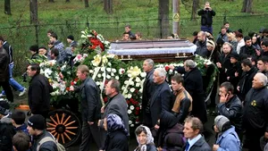 Gheorghiţă Mararu a fost înmormântat. Trăsura care a dus sicriul, trasă de patru oameni - FOTO, VIDEO
