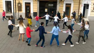 GALERIE FOTO Horă în centrul Clujului: Studenţii din Republica Moldova au marcat Ziua Unirii Basarabiei cu România