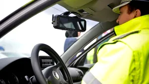 Un italian prins circulând cu viteză a încercat să mituiască un poliţist mehedinţean cu 150 de euro