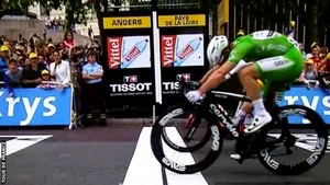 Mark Cavendish scrie istorie în Turul Franţei. Britanicul e pe 2 în clasamentul all-time al victoriilor de etapă după ce câştigă la foto-finiş în faţa lui Greipel