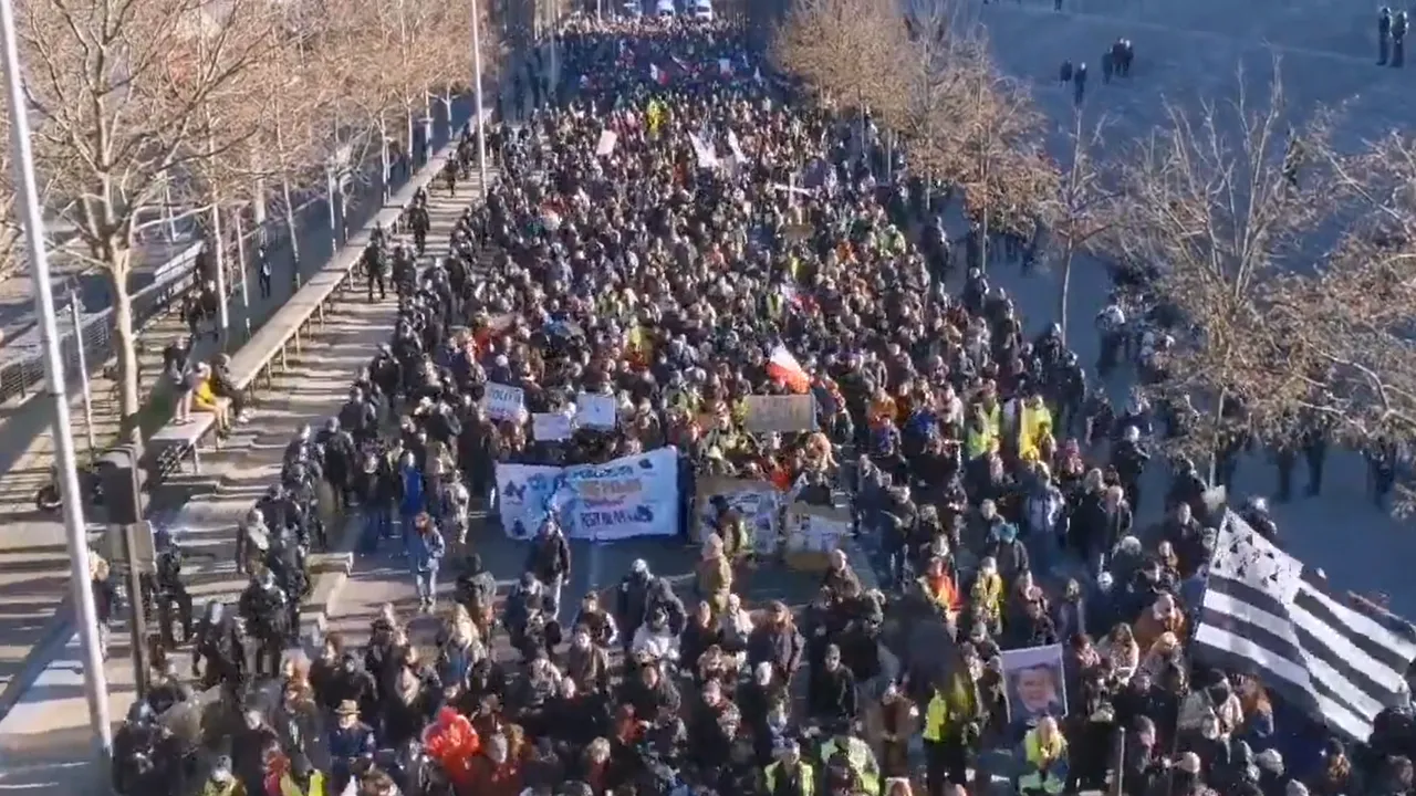Protestatarii au acaparat Parisul. „Convoiul Libertăţii” este nemulţumit de restricţiile COVID-19