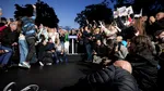 Sute de oameni s-au strâns în stradă în fața sediului de campanie al lui Nicușor Dan