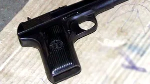 Angajatul unei firme de transport valori şi-a uitat pistolul în toaleta unei benzinării din Dâmboviţa