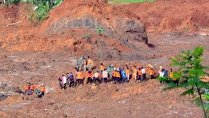 Cel puţin opt morţi şi o sută de dispăruţi în urma unei alunecări de teren, în Indonezia