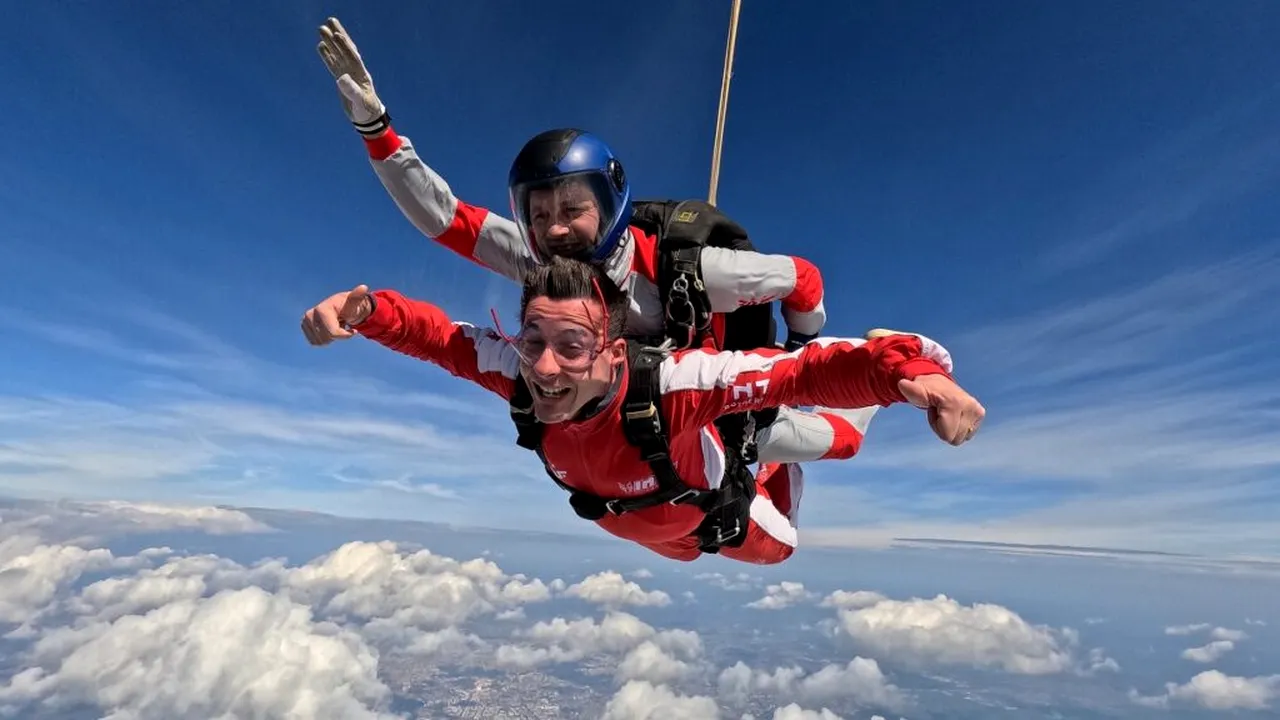 Sezonul de parașutism 2026 a început la Clinceni: salturi cu parașuta în tandem la 4000 de metri altitudine
