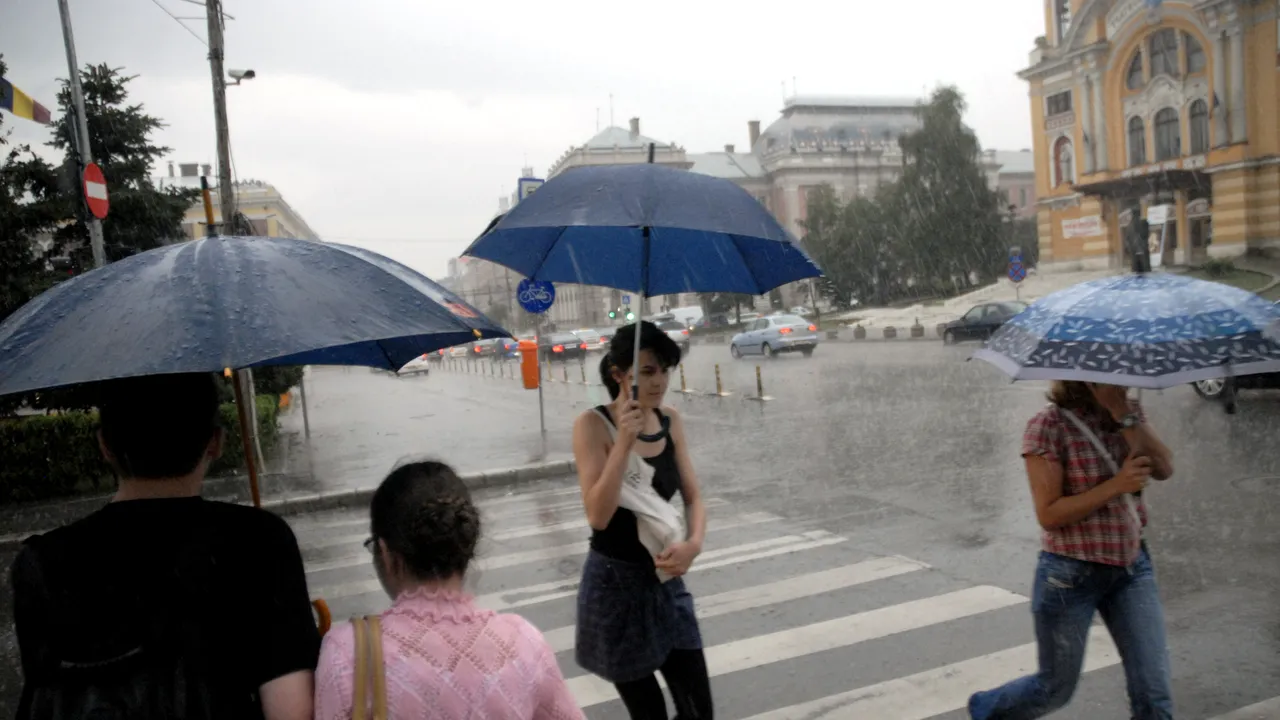 ALERTĂ METEO | Furtuni puternice şi precipitaţii masive, de duminică seara până marţi dimineaţă. Cât mai durează canicula