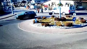 Momentul în care ambulanţa din Câmpina loveşte trei persoane pe o trecere pentru pietoni. VIDEO