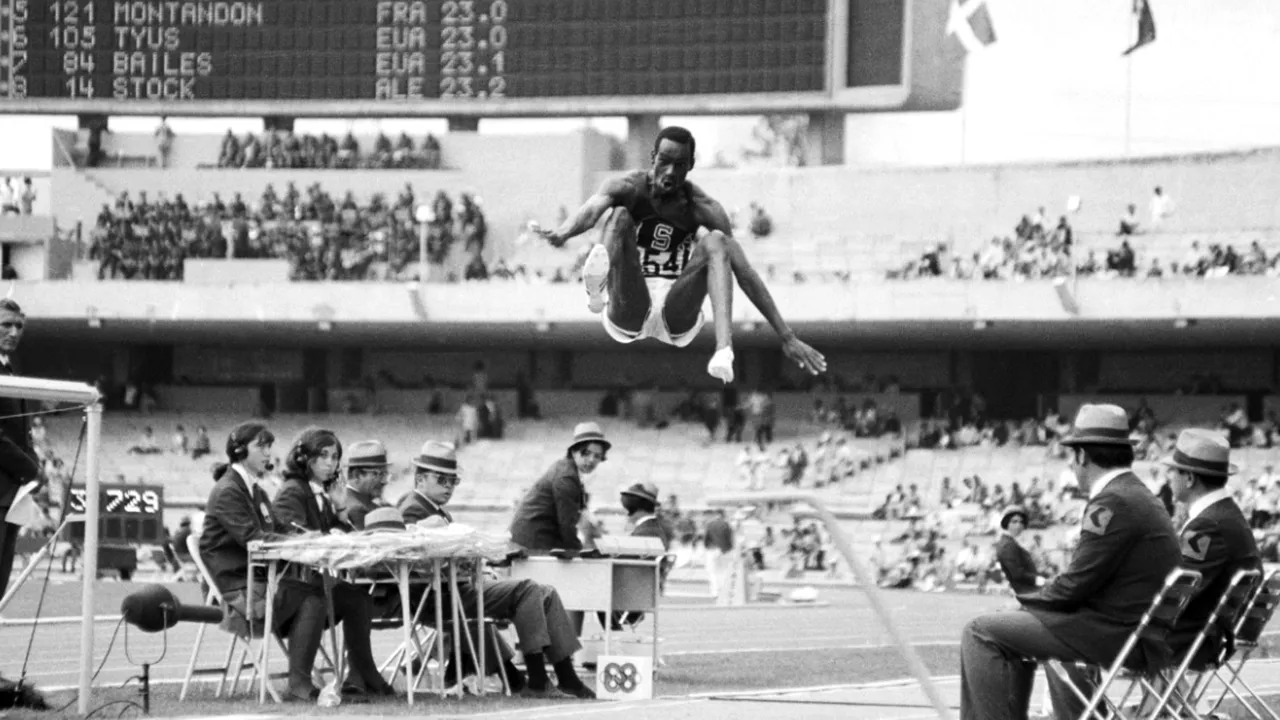 Bob Beamon, recordmanul olimpic la săritură în lungime din 1968, scoate la licitaţie medalia de aur