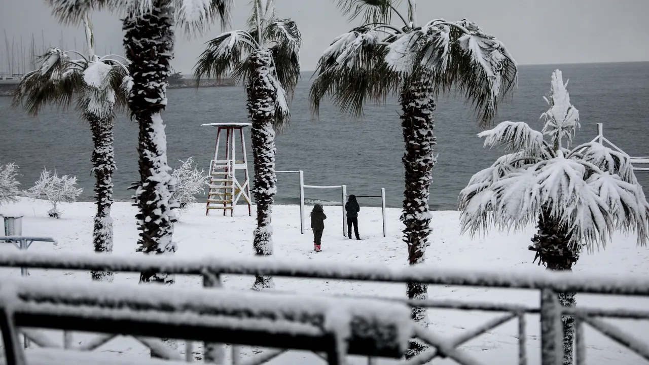 Atenţionare de călătorie în Grecia. Fenomene METEO intense lovesc mai multe insule şi capitala Atena