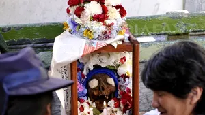 Tradiţie şocantă: Oamenii care păstrează cranii în case şi le aduc ofrande - FOTO