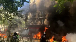 Noi incidente la Paris. „Vestele galbene” au provocat incendii, poliţia a intervenit cu gaze lacrimogene. Pe reţelele sociale, referiri la Notre-Dame