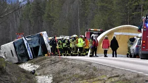 FOTO ACCIDENT GRAV în Suedia: Trei morţi după ce un autobuz în care se aflau 50 de elevi s-a răsturnat pe şosea