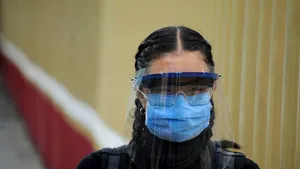 Viitorul fără faţă. Ce probleme va aduce purtarea măştilor de protecţie după trecerea epidemiei de coronavirus şi ce spun criminologii