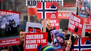 PROTEST faţă de măsurile radicale asupra copiilor români în Norvegia: Sute de oameni au ieşit în stradă la Braşov pentru a susţine famila Bodnariu - GALERIE FOTO, VIDEO