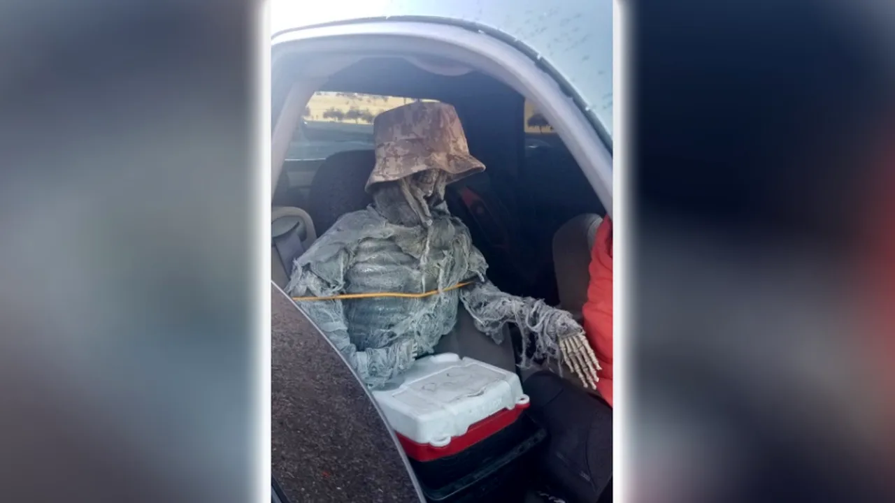 Un bărbat a luat un schelet uman în maşină, pe post de pasager. Explicaţia dată poliţiştilor după ce a fost prins 