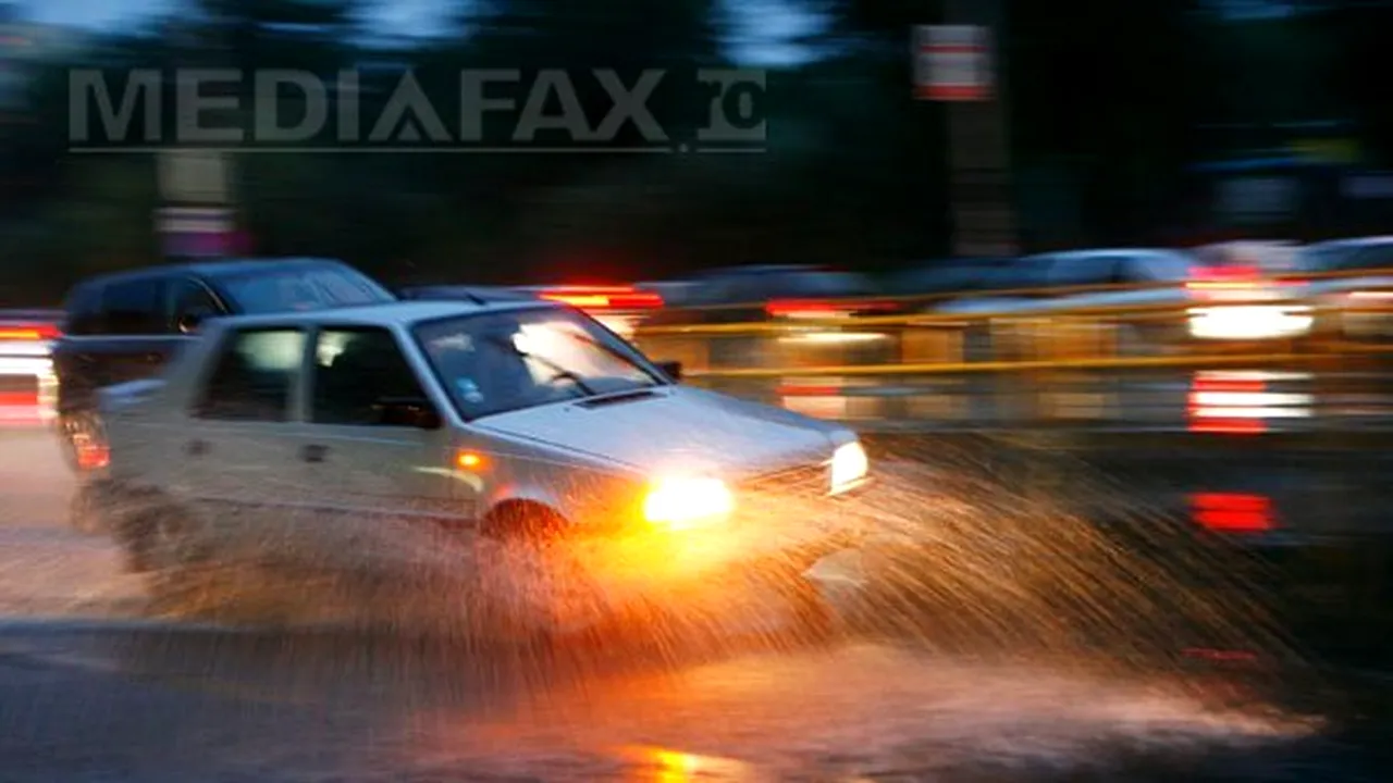 Ploaia a făcut ravagii în Bucureşti: Trafic blocat, străzi şi subsoluri inundate în mai multe zone ale Capitalei