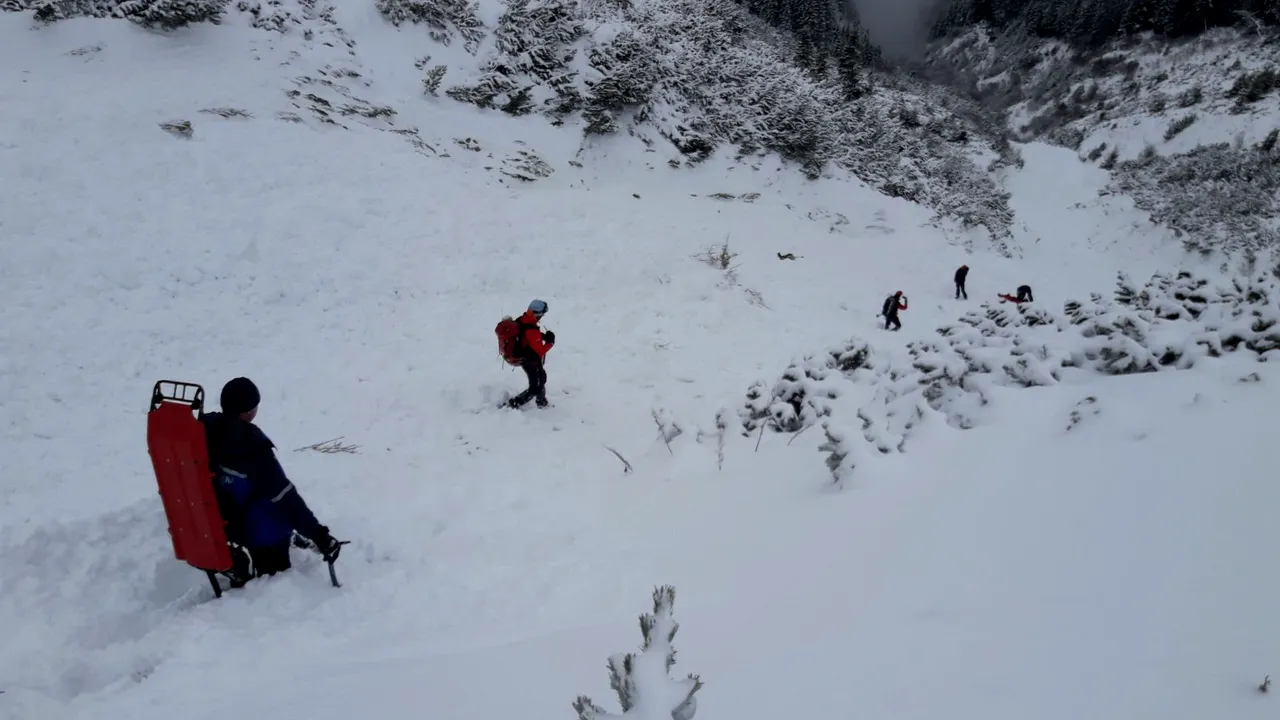 Un bărbat care făcea alpinism a fost surprins de avalanşă, în Buşteni. Căutările, sistate din cauza vremii | VIDEO