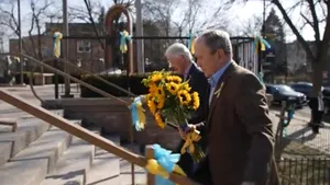 Bill Clinton şi George W. Bush au vizitat o biserică ucraineană în semn de susţinere