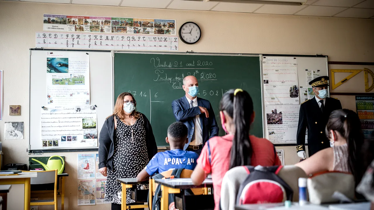 Încă o săptămână până la „rentrée scolaire”. Ce reguli au francezii în şcoli? 
