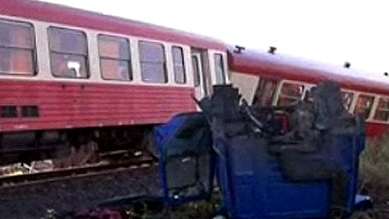 Şase persoane rănite după ce un tren a lovit un tir - VIDEO