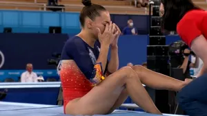 VIDEO Accidentare pentru Larisa Iordache în calificările pentru finala la bârnă. Sportiva din România va rămâne în concurs