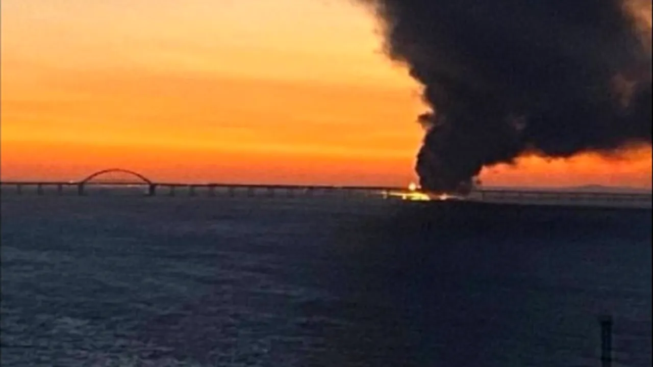 Explozia unui camion a distrus o parte din podul Rusia - Crimeea