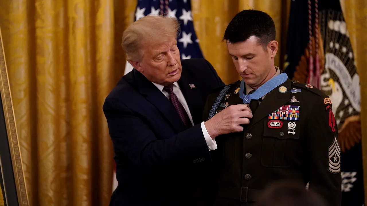 Preşedintele Donald Trump a decorat cu „Medalia de Onoare” pe primul membru aflat în viaţă al unui pluton de comando. Pentru ce misiune specială a primit distincţia militarul