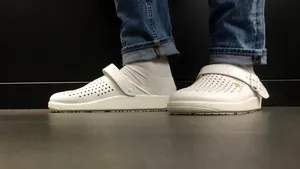 Un aeroport internațional propune interzicerea papucilor Crocs și a pijamalelor: „Ne-am săturat”