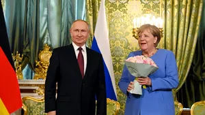 COMENTARIU Marius Oprea / Angela Merkel, prietena lui Putin, nu-şi cere scuze, dar ne minte