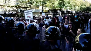 Tensiuni în Albania. Protestatarii au dat foc unor perne în fața sediului premierului Edi Rama. Poliția a mobilizat tunuri cu apă