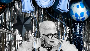 Iris Apfel, inspiraţie şi muză pentru moda la orice vârstă, a împlinit 101 ani 