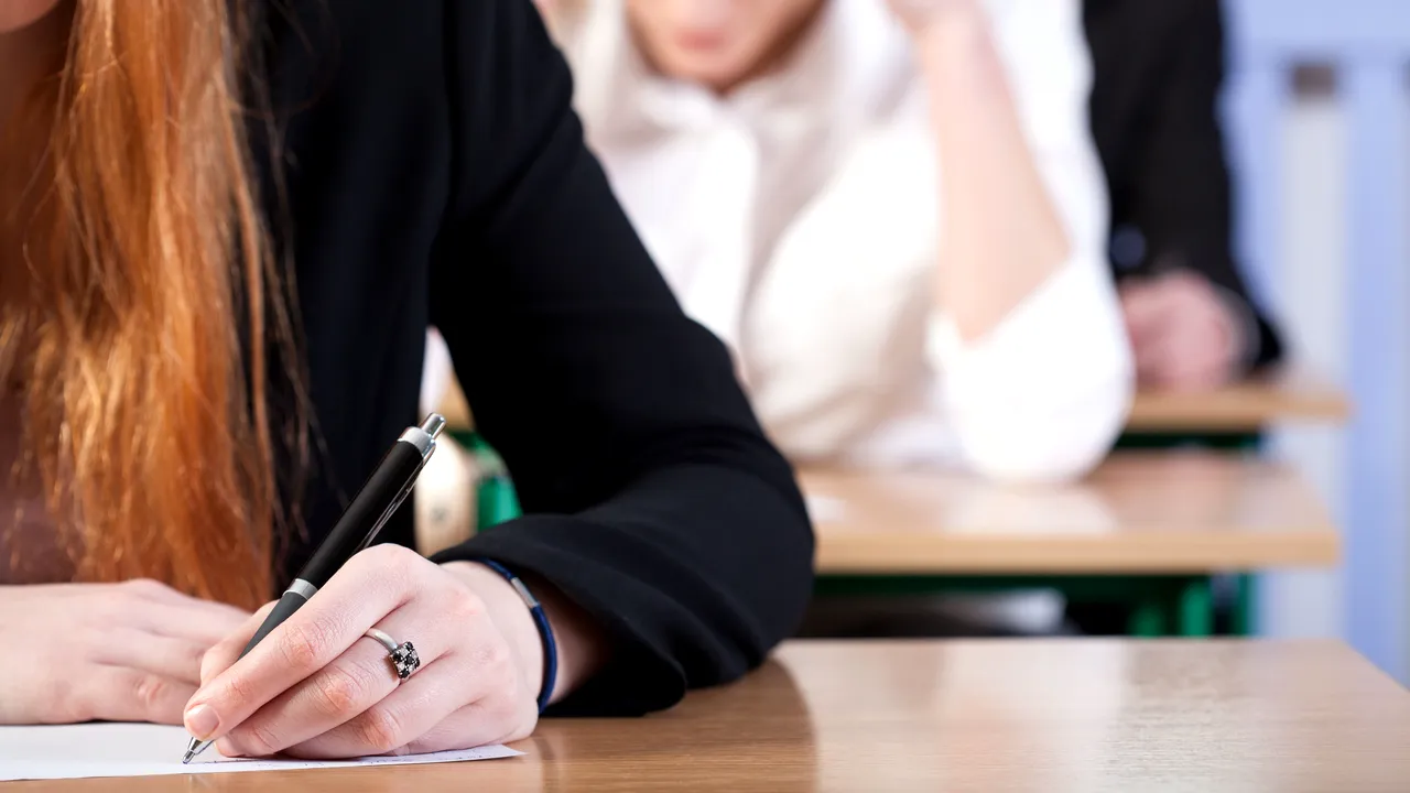 Învăţământul profesional devine OBLIGATORIU pentru elevii care obţin mai puţin de 5 la Evaluarea Naţională. Metodologia, publicată în Monitorul Oficial/ Reacţia elevilor