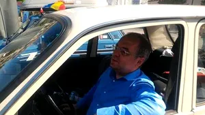 GALERIE FOTO Emil Boc, la volanul unei Dacii 1300 cu turişti din Polonia: Benzineşte, scânteieşte dar nu porneşte