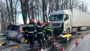 Un TIR şi un autoturism s-au ciocnit în Iaşi. O persoană a rămas încarcerată