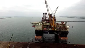 FOTO | Cum arată platforma de foraj petrolier gigantică care a sosit în Portul Constanţa