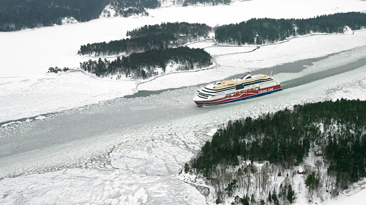 FOTO Feribotul Viking Grace, cu 400 de pasageri la bord, a eşuat în Finlanda