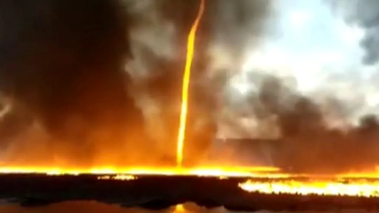 INCENDIU de tip tornadă, izbucnit într-o fabrică din Marea Britanie. Flăcările s-au înălţat la peste 15 metri | VIDEO