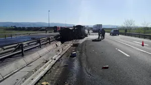 O cisternă care transporta vin s-a răsturant pe A1. Circulaţia rutieră, deviată