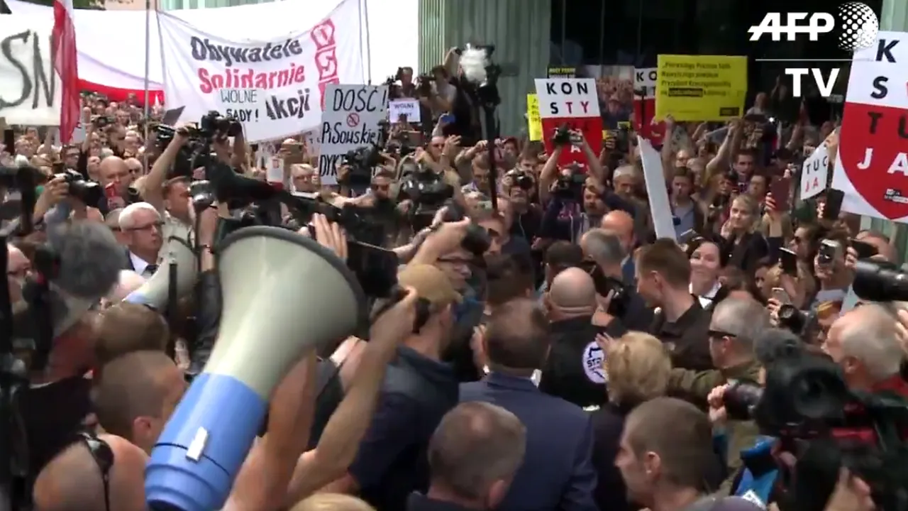 Proteste la nivel naţional în Polonia, după ce preşedintele a semnat o lege controversată | VIDEO